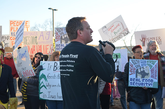 photo 1 of iowa citizens for community improvement protest at the iowa ag summit
