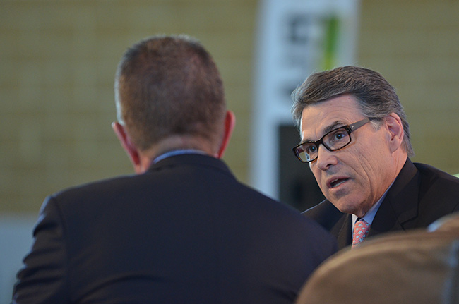 photo of rick perry at the iowa ag summit