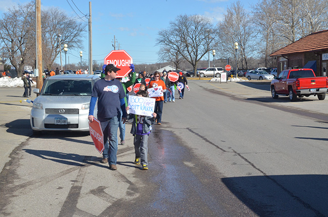 photo 2 of organized labor protest of scott walker at iowa ag summit