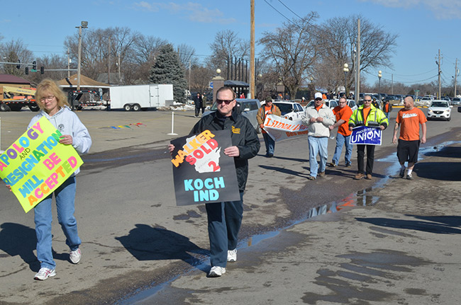 photo 5 of organized labor protest of scott walker at iowa ag summit