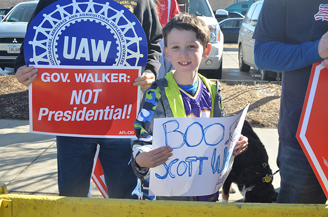 photo 7 of organized labor protest of scott walker at iowa ag summit