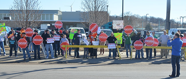 photo 8 of organized labor protest of scott walker at iowa ag summit