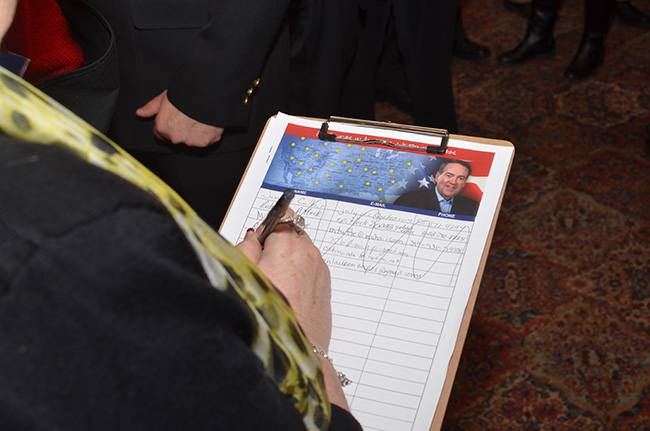 photo of collecting signatures for Mike Huckabee at the Iowa Freedom Summit
